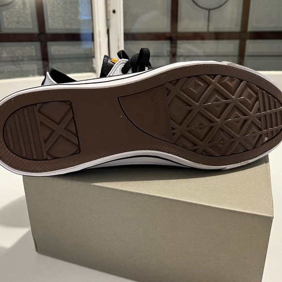 NWOT Converse Men's Leather Chuck Taylor All Star Low Top Shoes - White - Size 9 - Picture 9 of 10